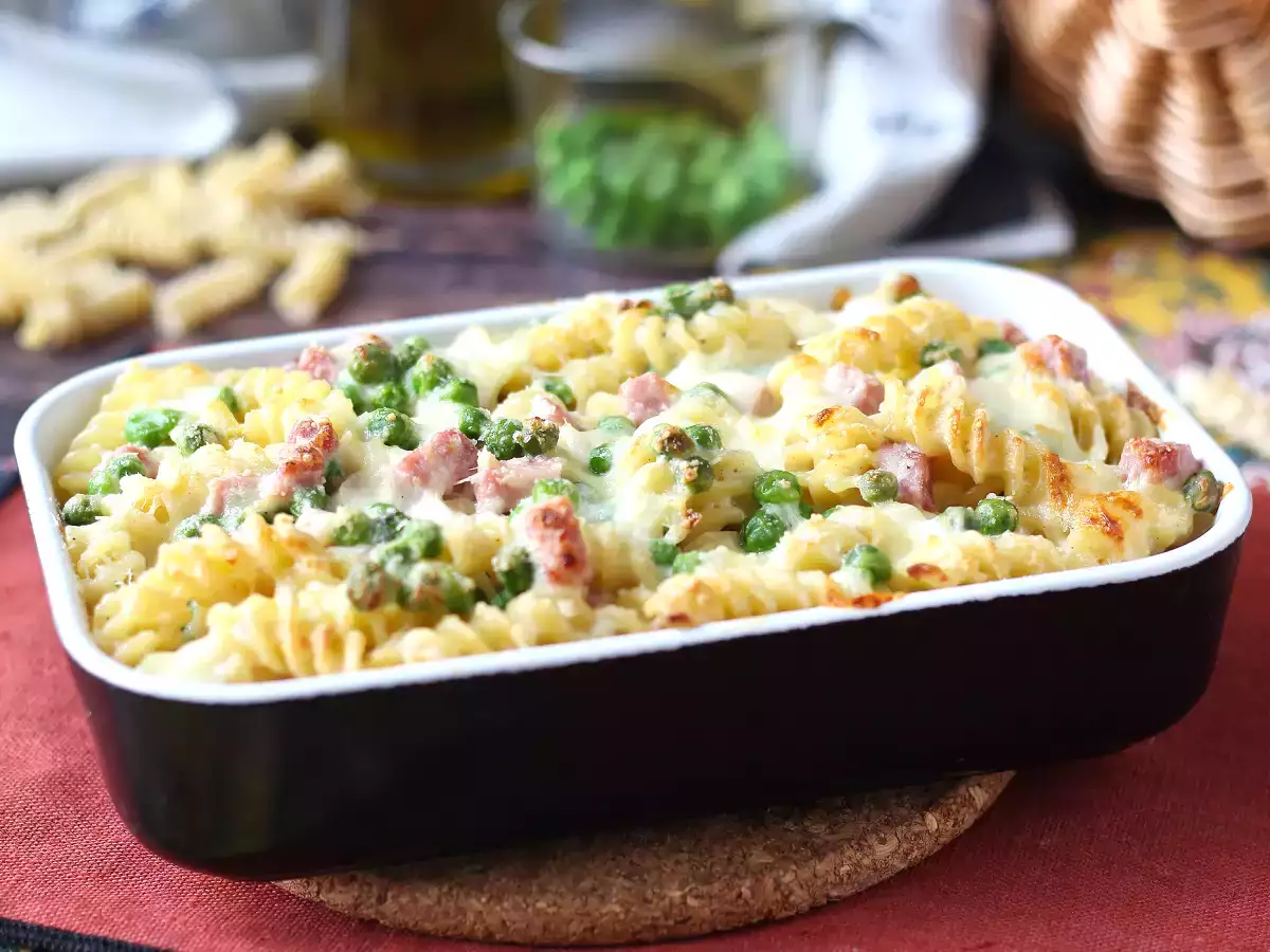 Pasta al forno con piselli e prosciutto cotto cremosa e gratinata - foto 3