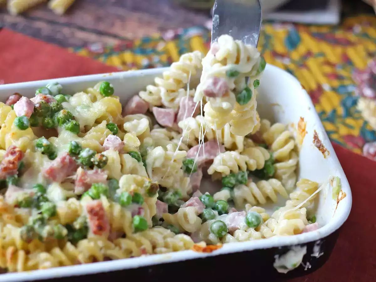 Pasta al forno con piselli e prosciutto cotto cremosa e gratinata - foto 4