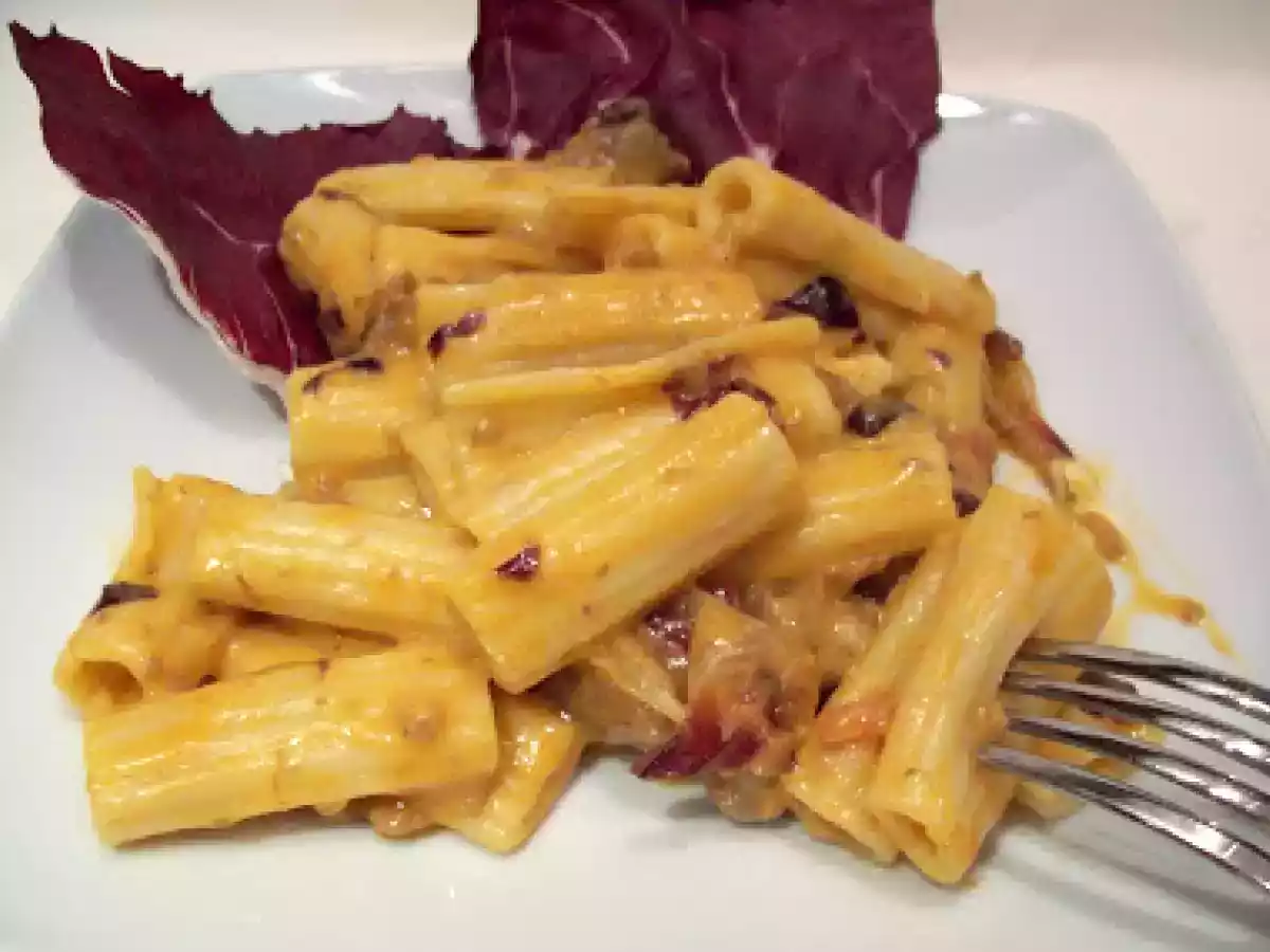 Pasta al forno con radicchio e salsiccia