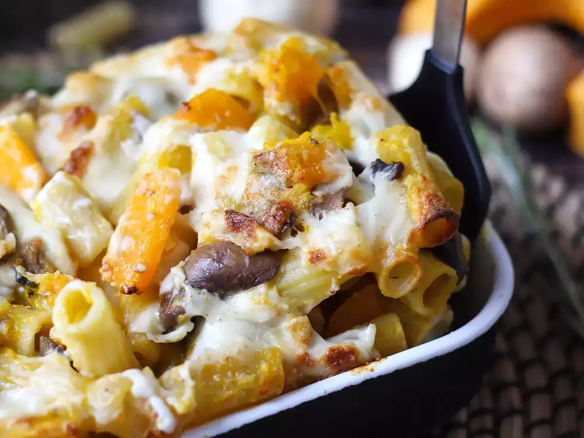 Pasta al forno con zucca, funghi e besciamella