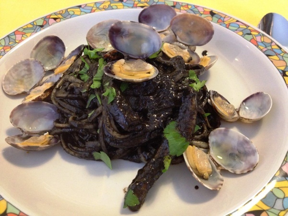 Pasta al nero di seppia con vongole Ricetta Petitchef