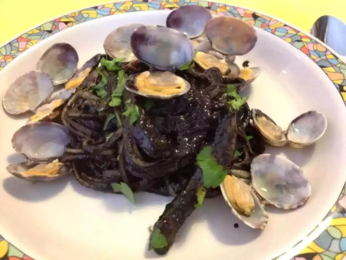 Pasta al nero di seppia con vongole