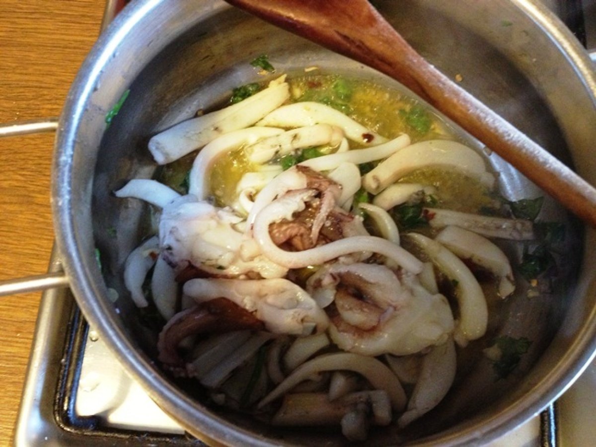 Pasta al nero di seppia con vongole Ricetta Petitchef