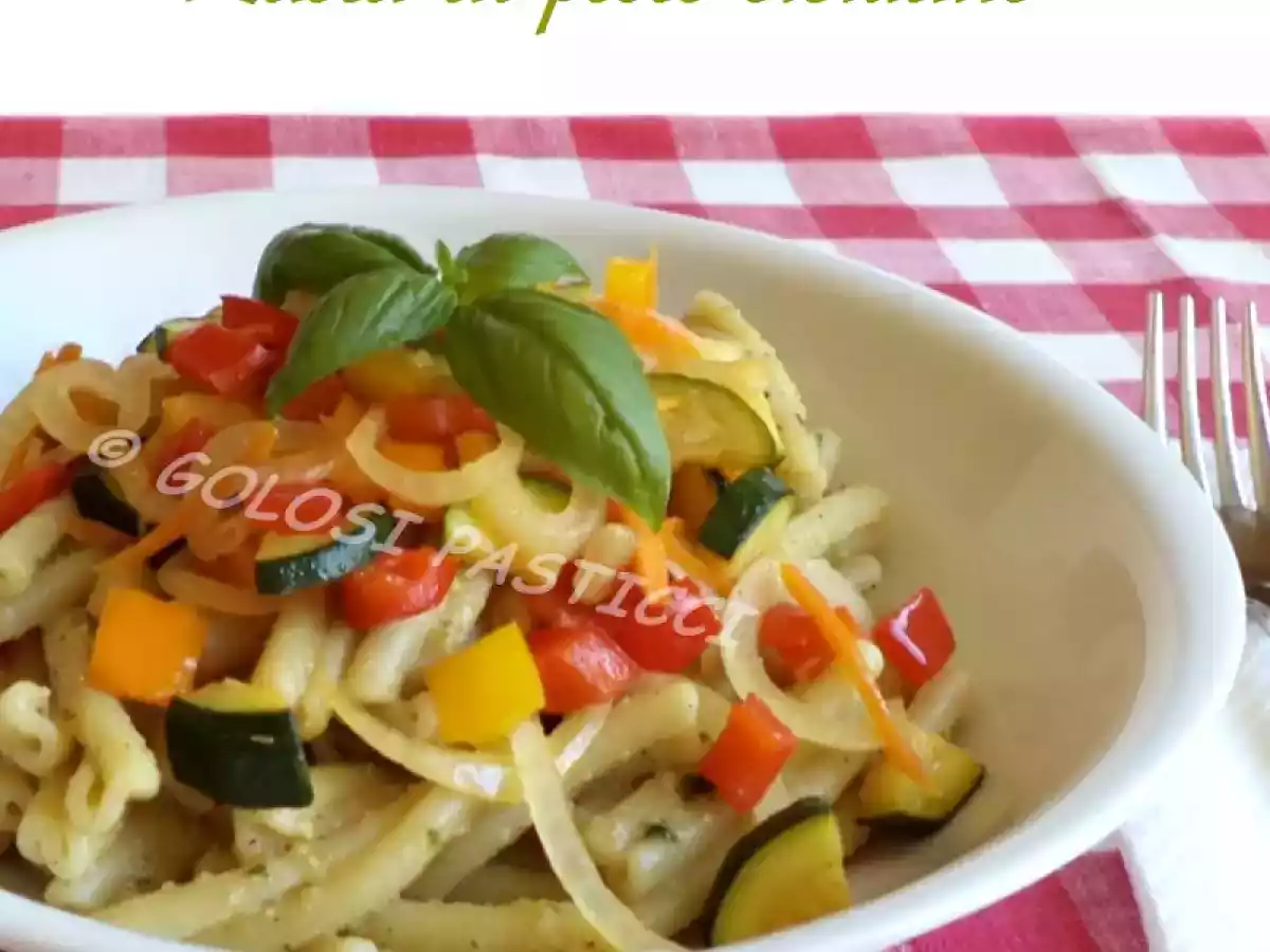 Pasta al pesto siciliano e verdure saltate