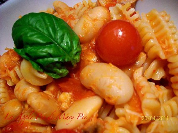 Pasta al pomodoro, sgombro e fagioli