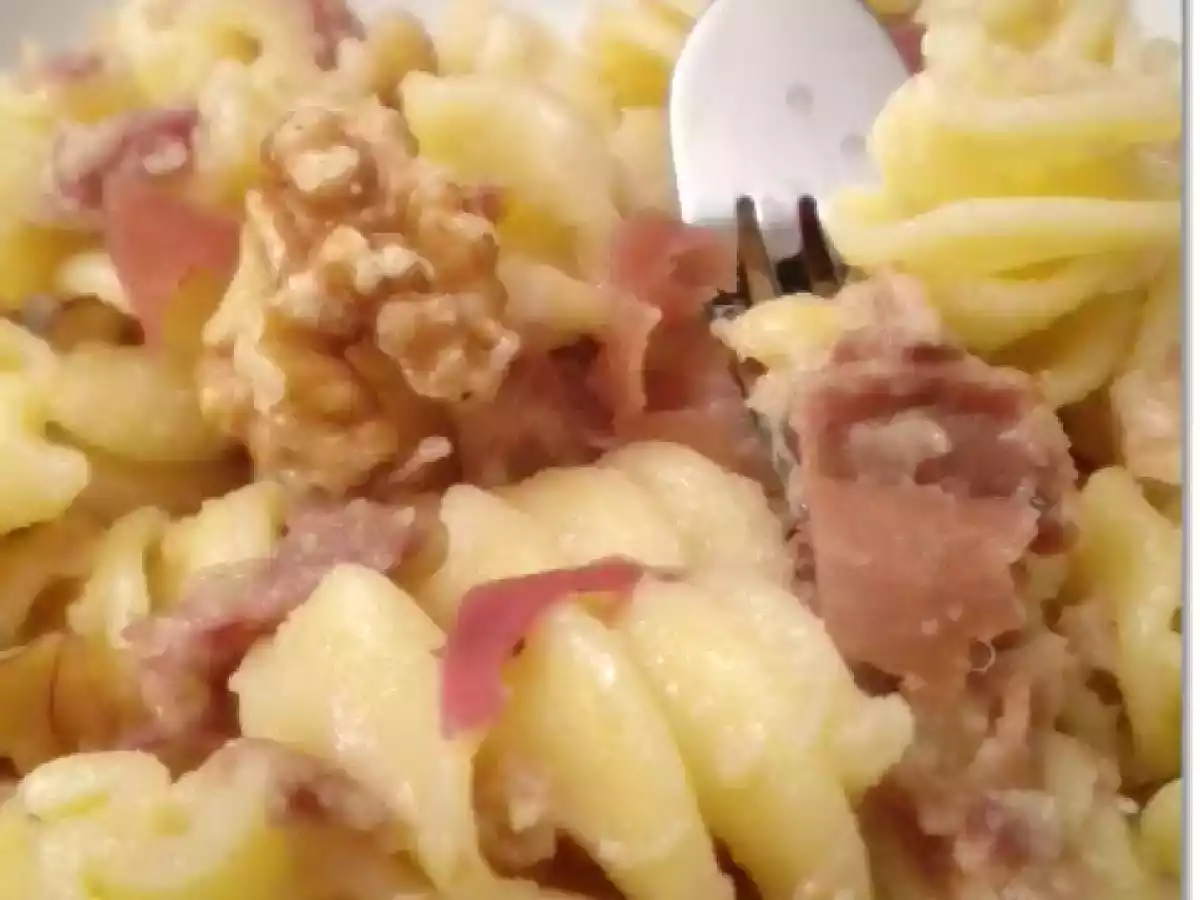 Pasta al prosciutto con noci e ginepro