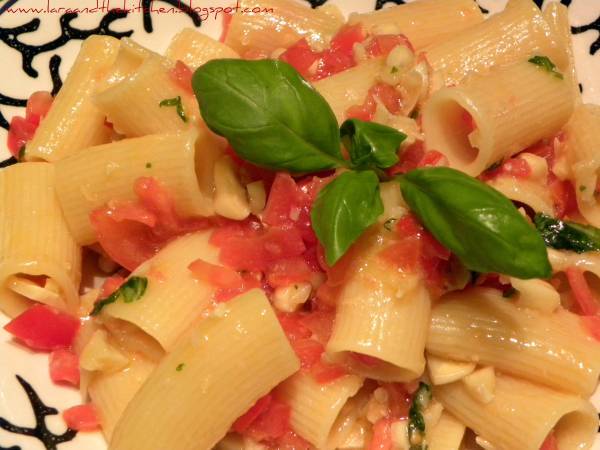 Pasta al sugo freddo di mandorle e pomodori