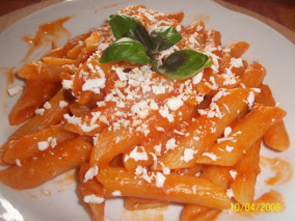 Pasta al sugo semplice con ricotta