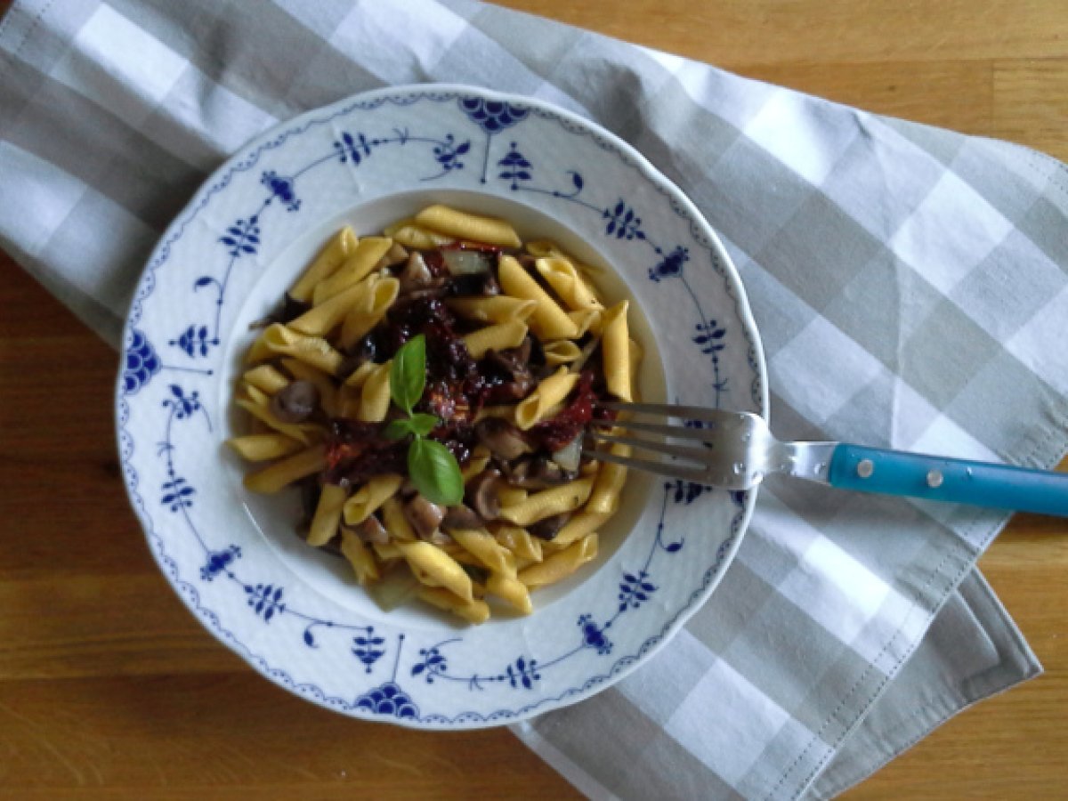 Pasta all'uovo con pomodori secchi e funghi champignon