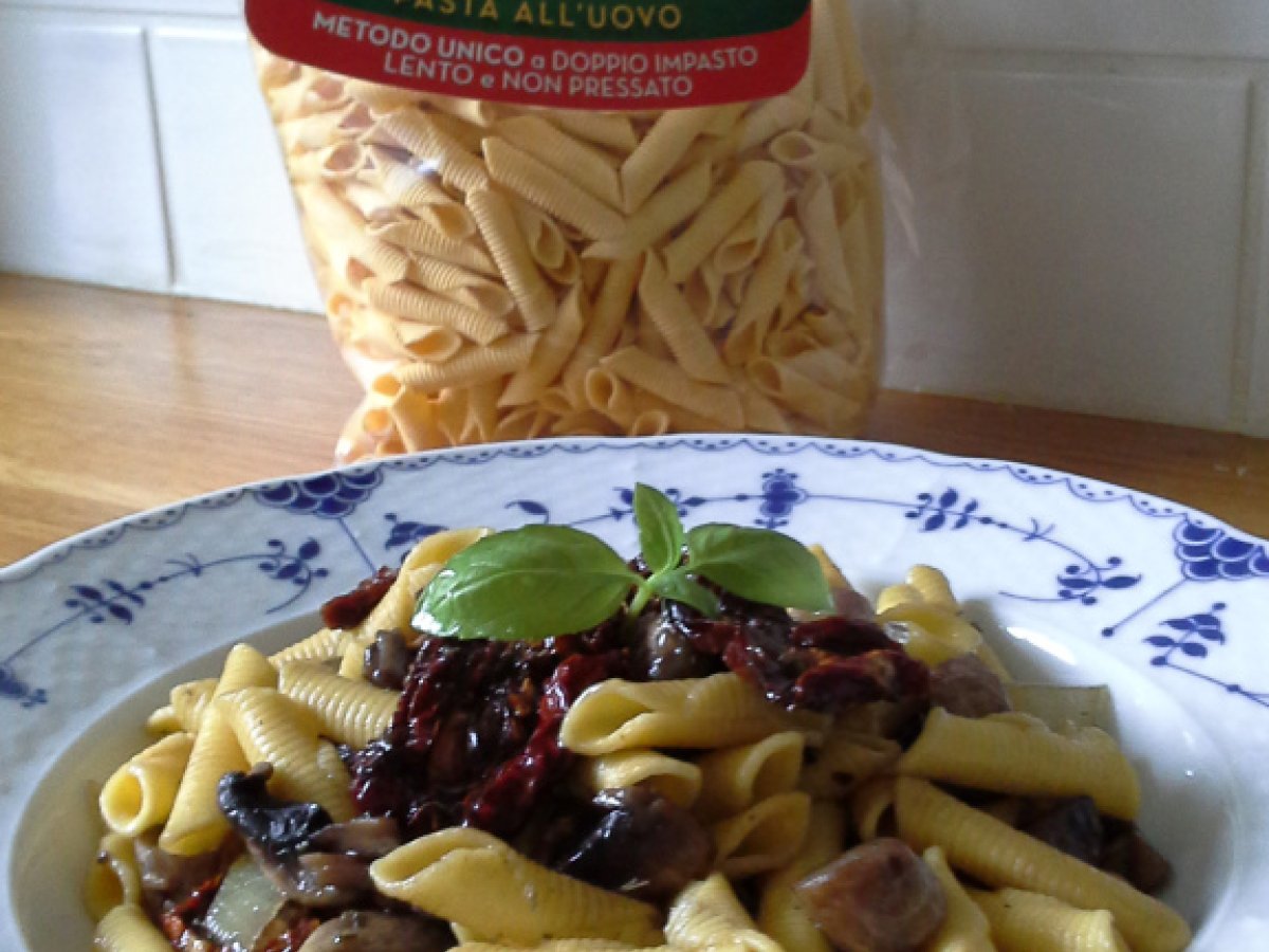 Pasta all'uovo con pomodori secchi e funghi champignon - foto 3