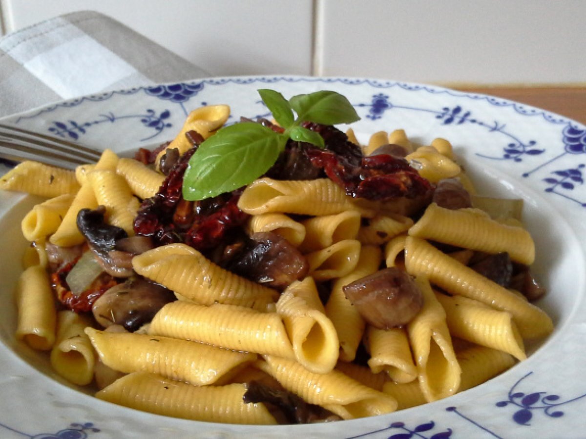 Pasta all'uovo con pomodori secchi e funghi champignon - foto 4