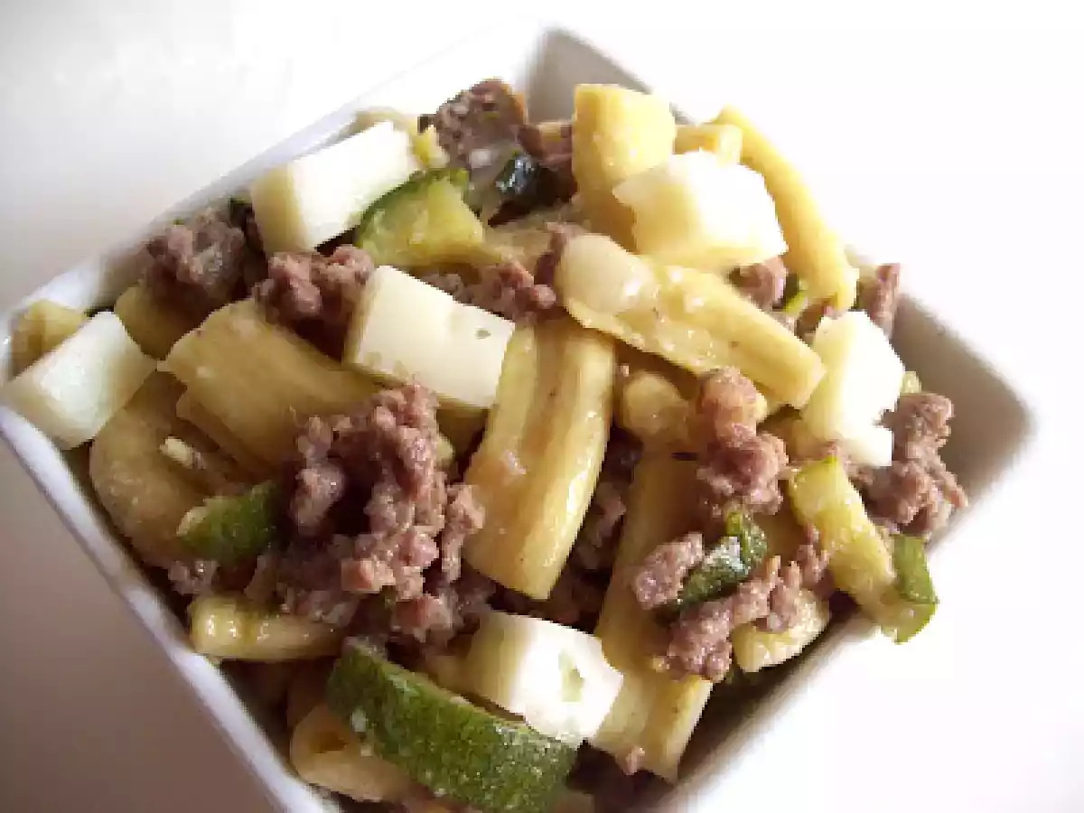 Pasta all'uovo con ragù bianco, zucchine e asiago