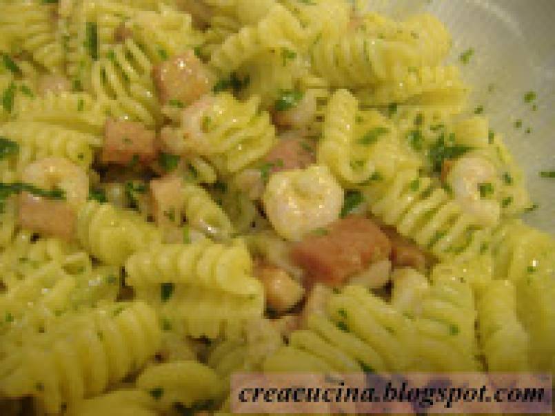 PASTA ALLA CARBONARA CON GAMBERETTI E PANNA