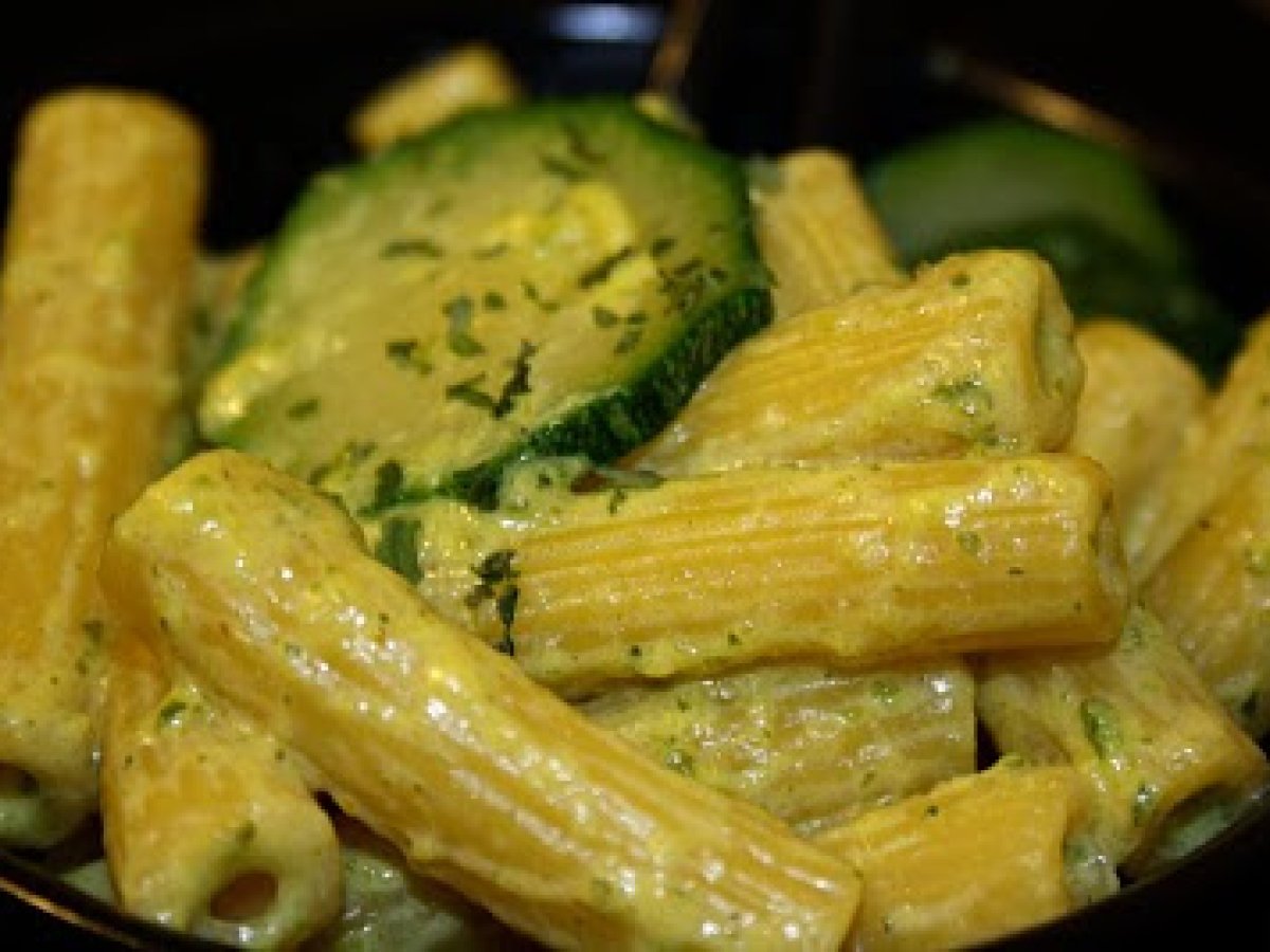 Ricetta pasta alla crema di zucchine e zafferano