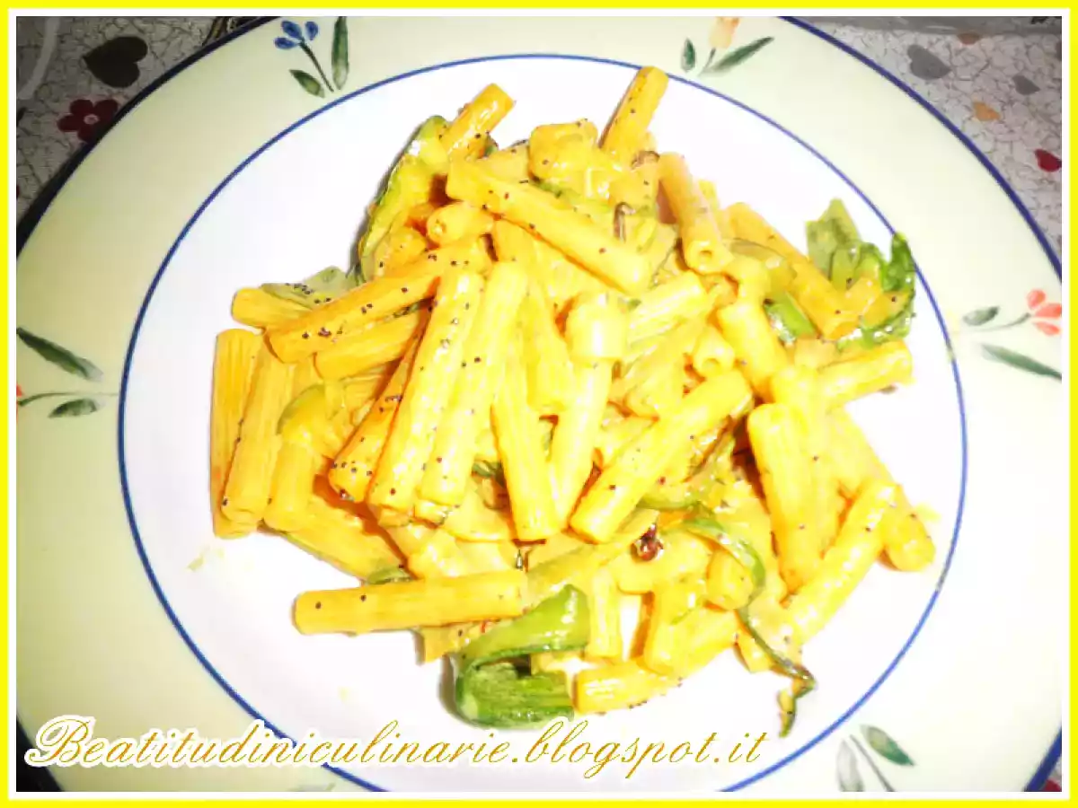 Pasta alle zucchine, zafferano e semi di papavero