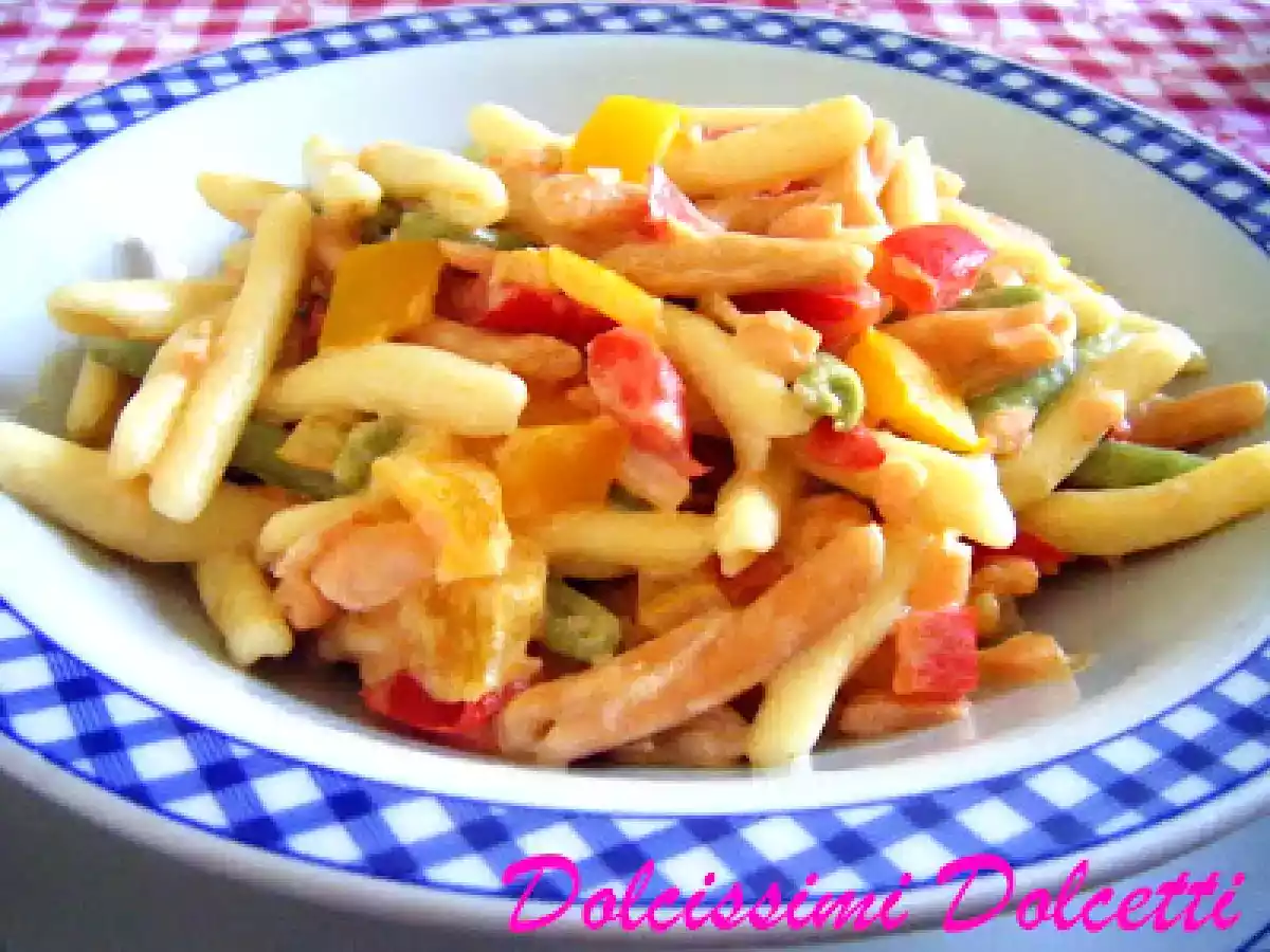 Pasta colorata cremosa con salmone e peperoni