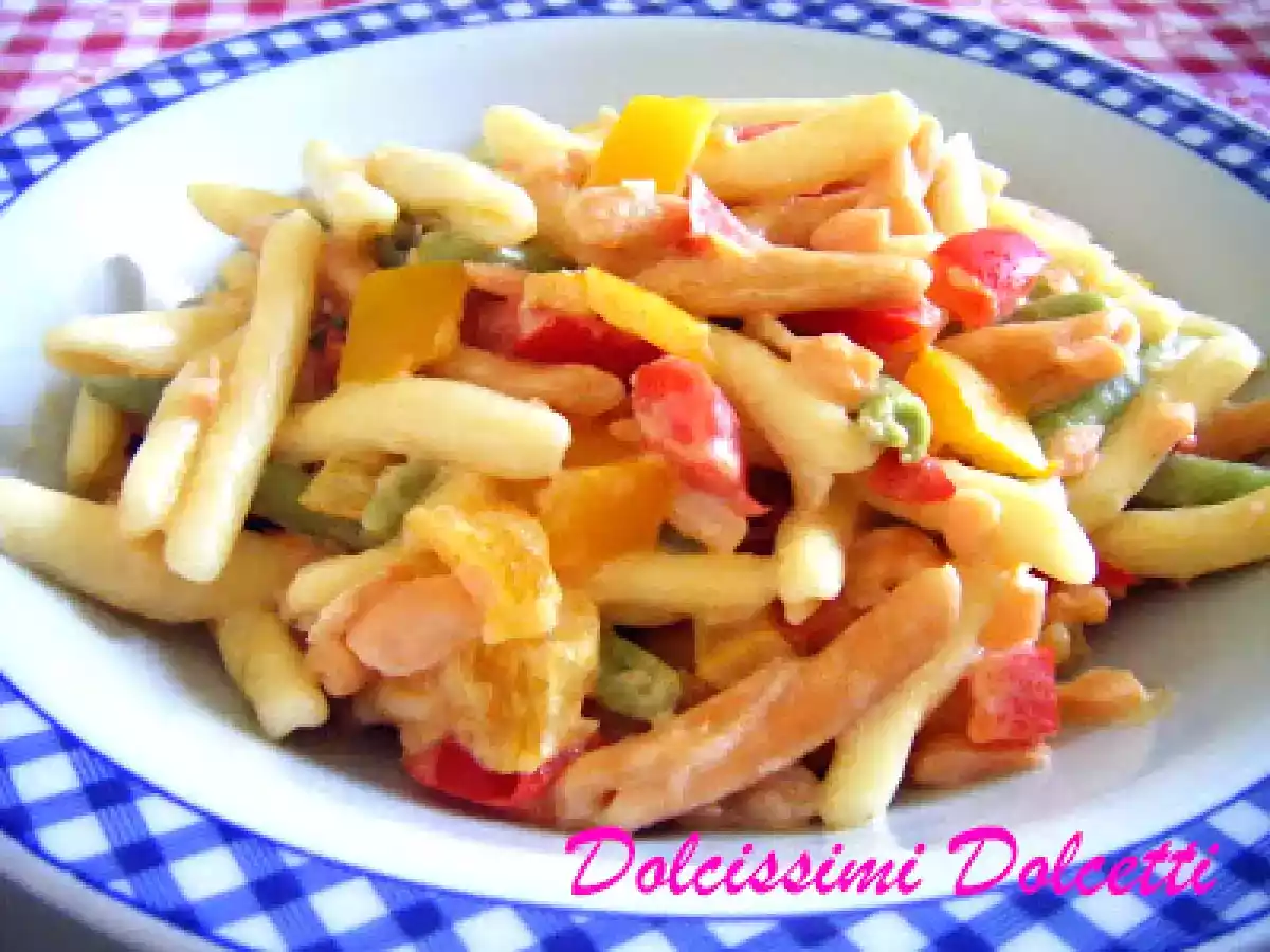 Pasta colorata cremosa con salmone e peperoni - foto 2