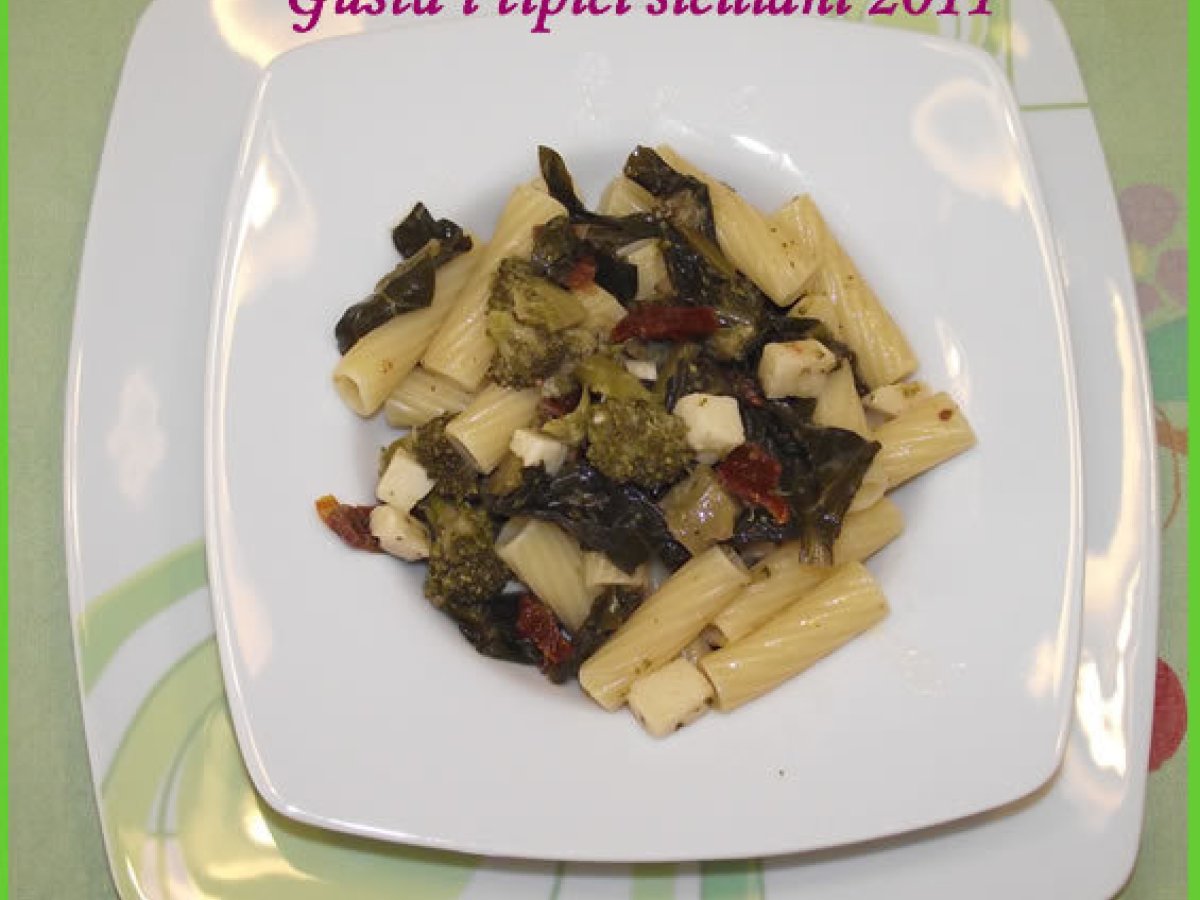 Pasta con broccoli, pomodori secchi e caciotta bio di capra