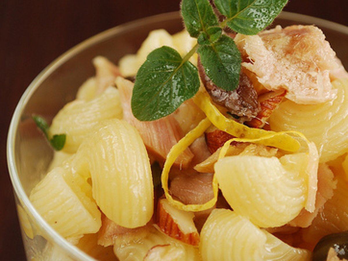 Pasta con capperi, mandorle e tonno