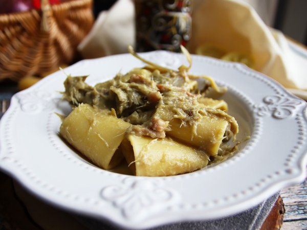 Pasta con carciofi e pancetta, un primo piatto saporito e facile da preparare