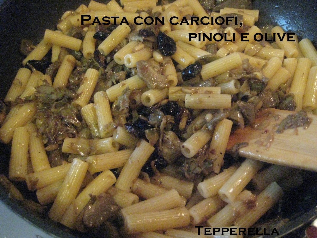 Pasta con carciofi pinoli e olive nere