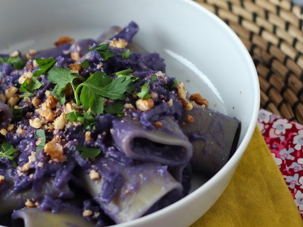 Pasta con cavolo rosso e noci, il primo piatto bello da vedere e facile da preparare - foto 4