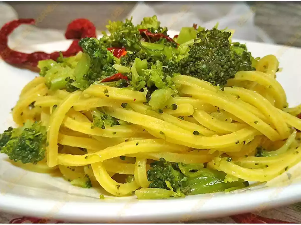 Pasta con cime di broccoli e peperoni cruschi