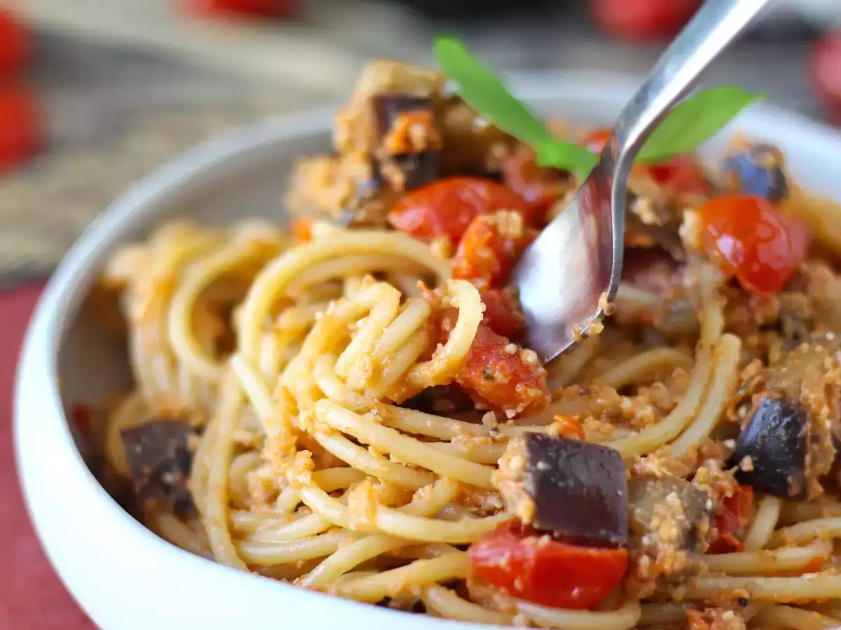 Pasta con crema di melanzane e pomodorini: ricetta semplice e sfiziosa - foto 2