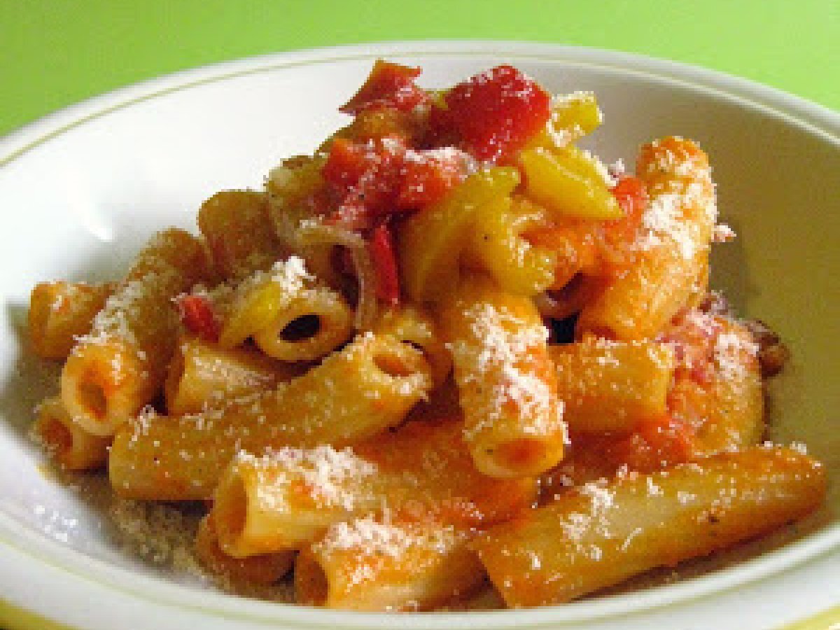 Pasta con crema di peperoni e pancetta