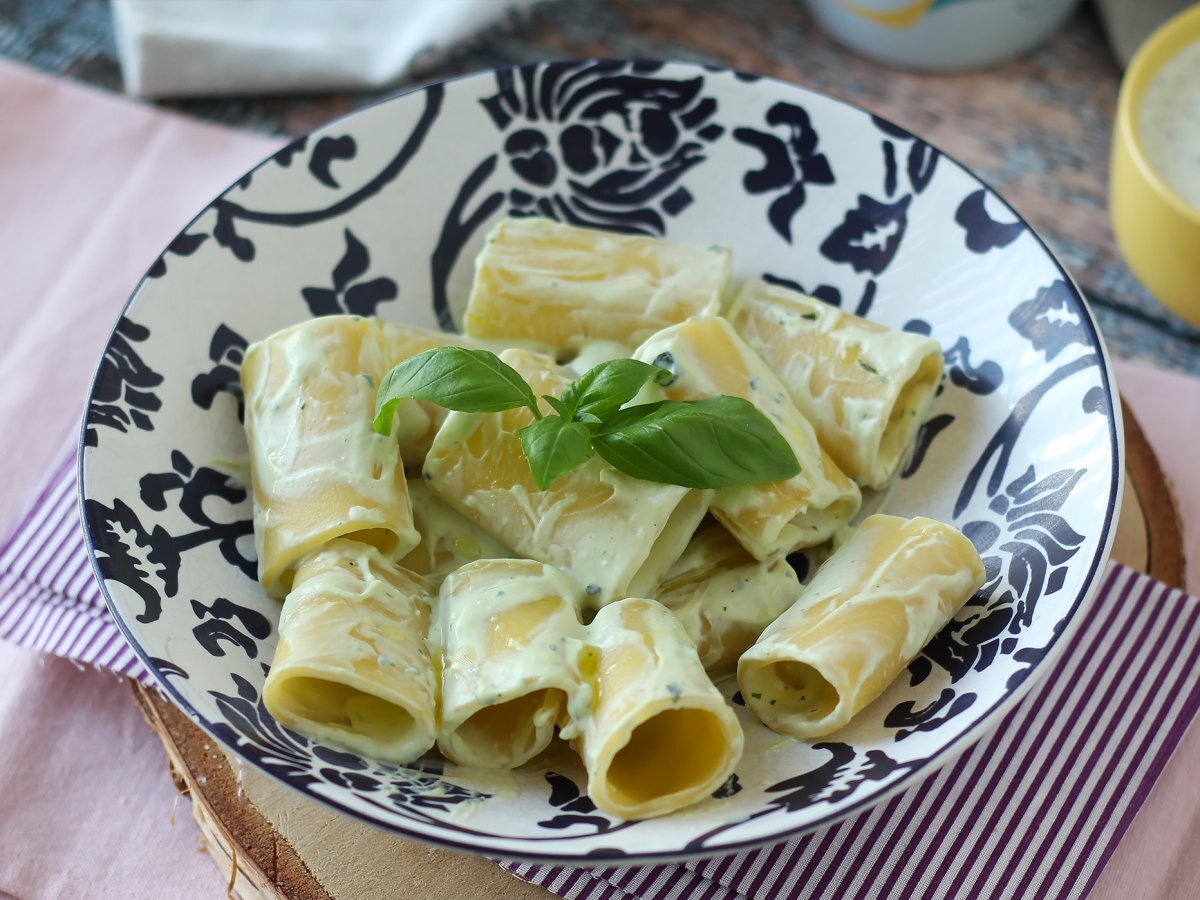Pasta con crema di ricotta e basilico