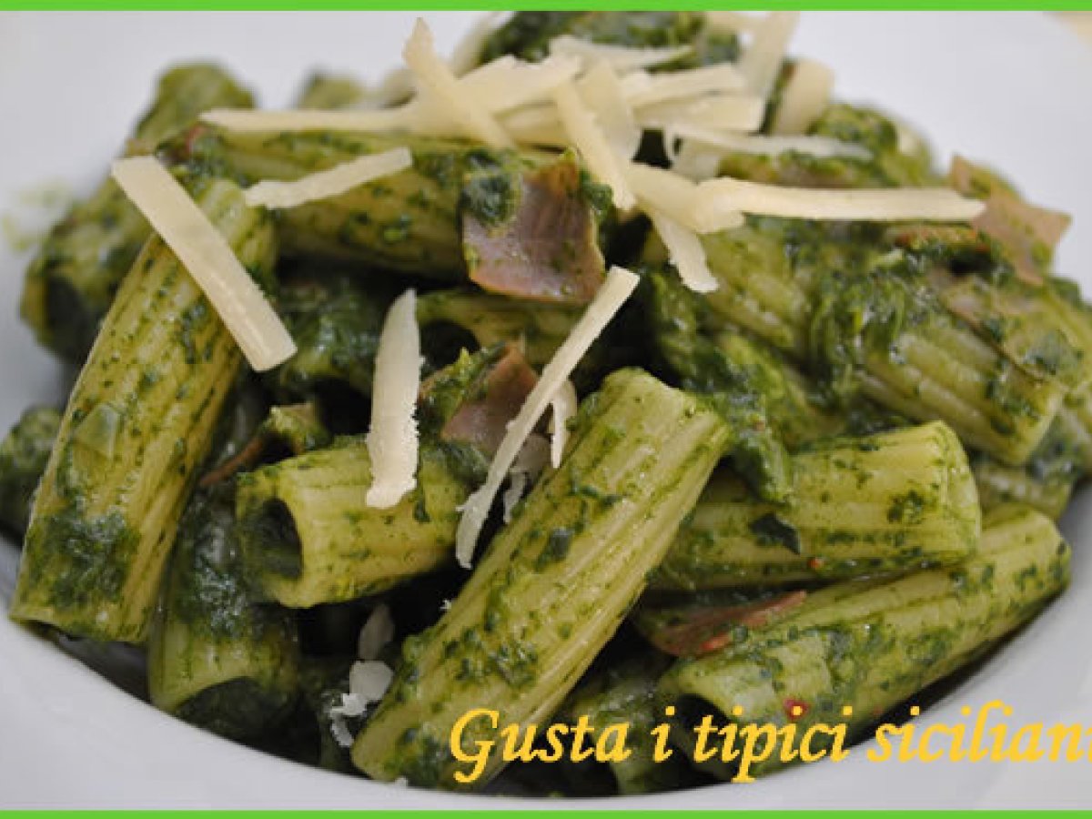 Pasta con crema di spinaci e speck