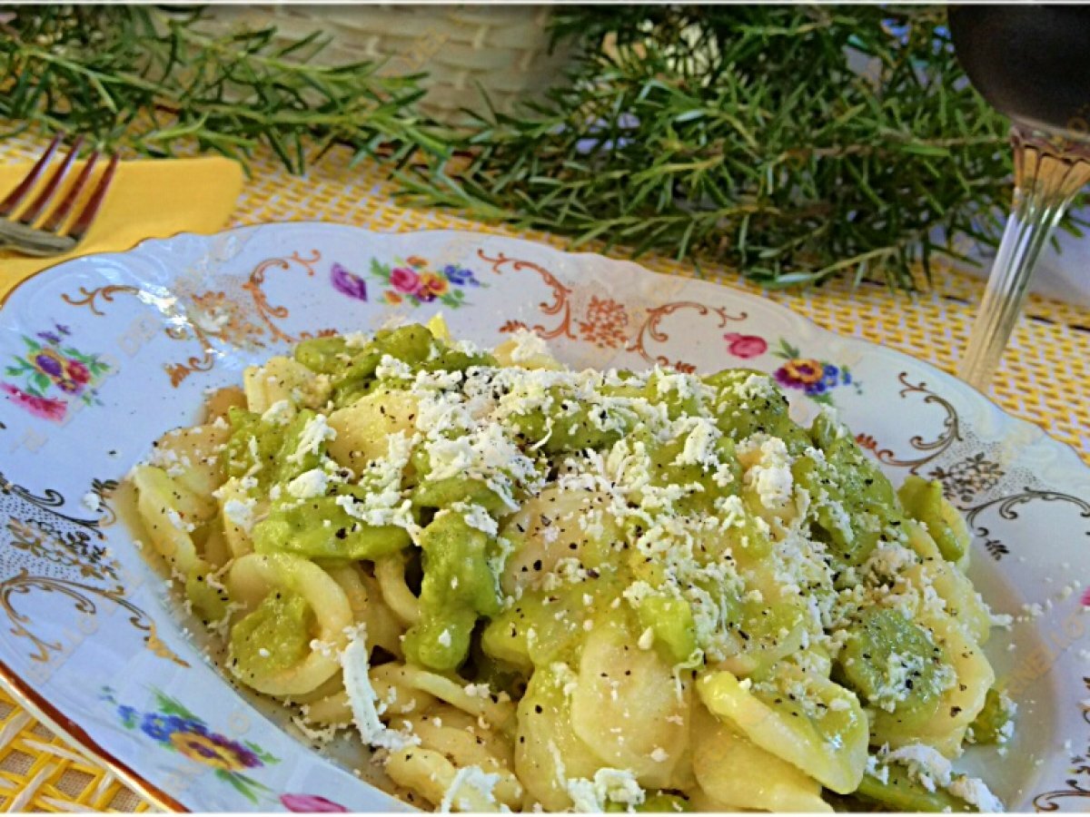 Pasta con fave e ricotta affumicata