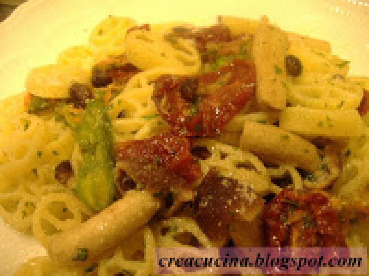 PASTA CON FIORI DI ZUCCA, POMODORI SECCHI E CHIODINI - foto 2