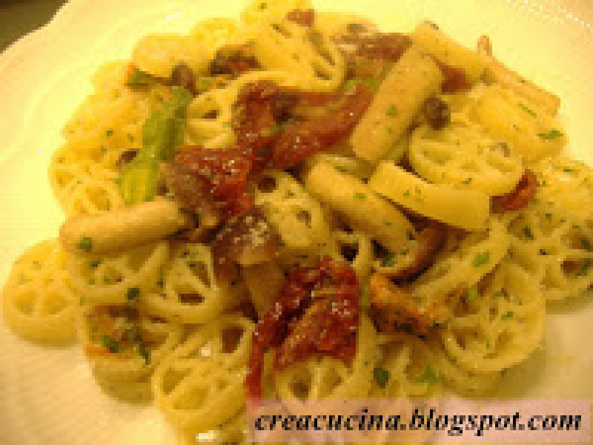 PASTA CON FIORI DI ZUCCA, POMODORI SECCHI E CHIODINI - foto 3