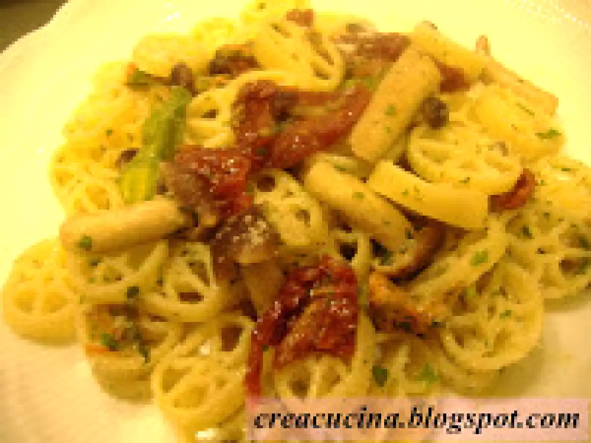 PASTA CON FIORI DI ZUCCA, POMODORI SECCHI E CHIODINI - foto 3