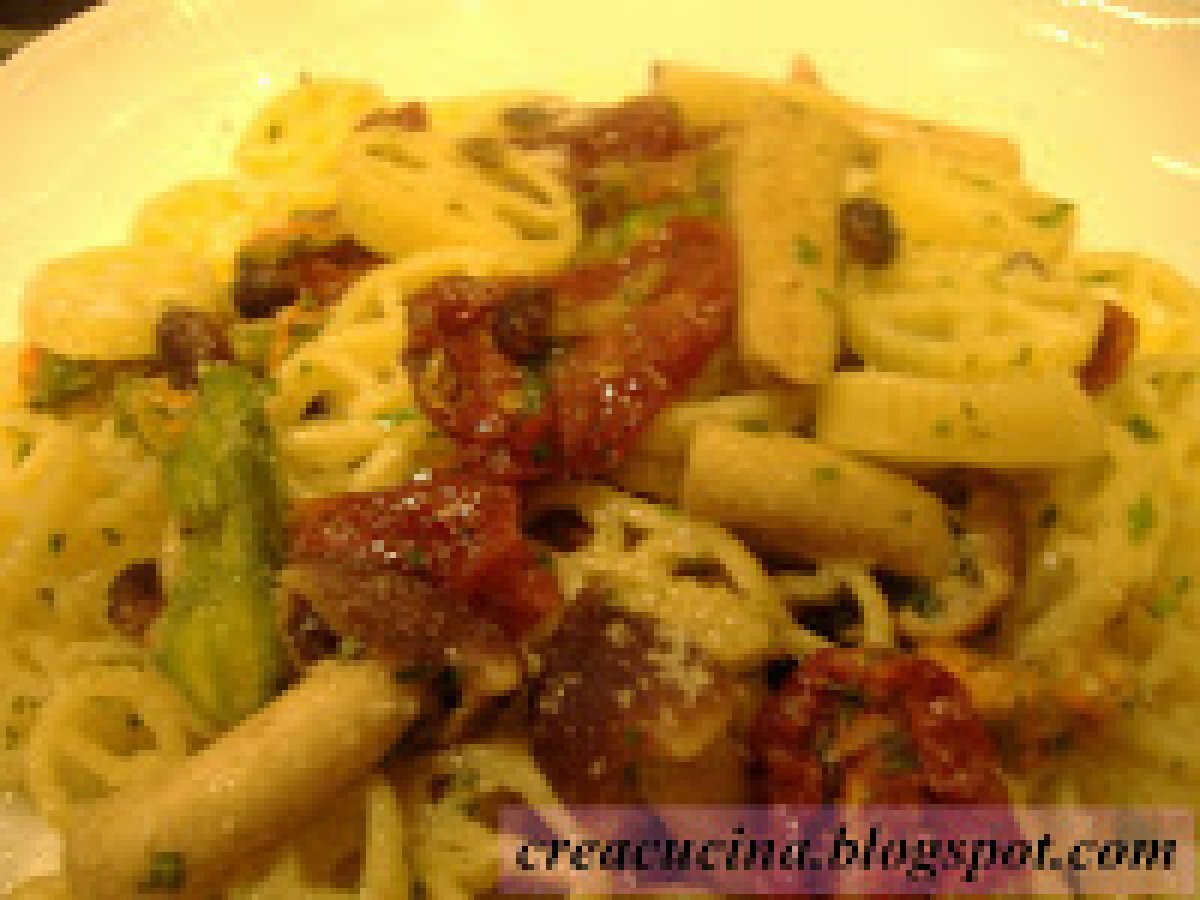 PASTA CON FIORI DI ZUCCA, POMODORI SECCHI E CHIODINI - foto 4