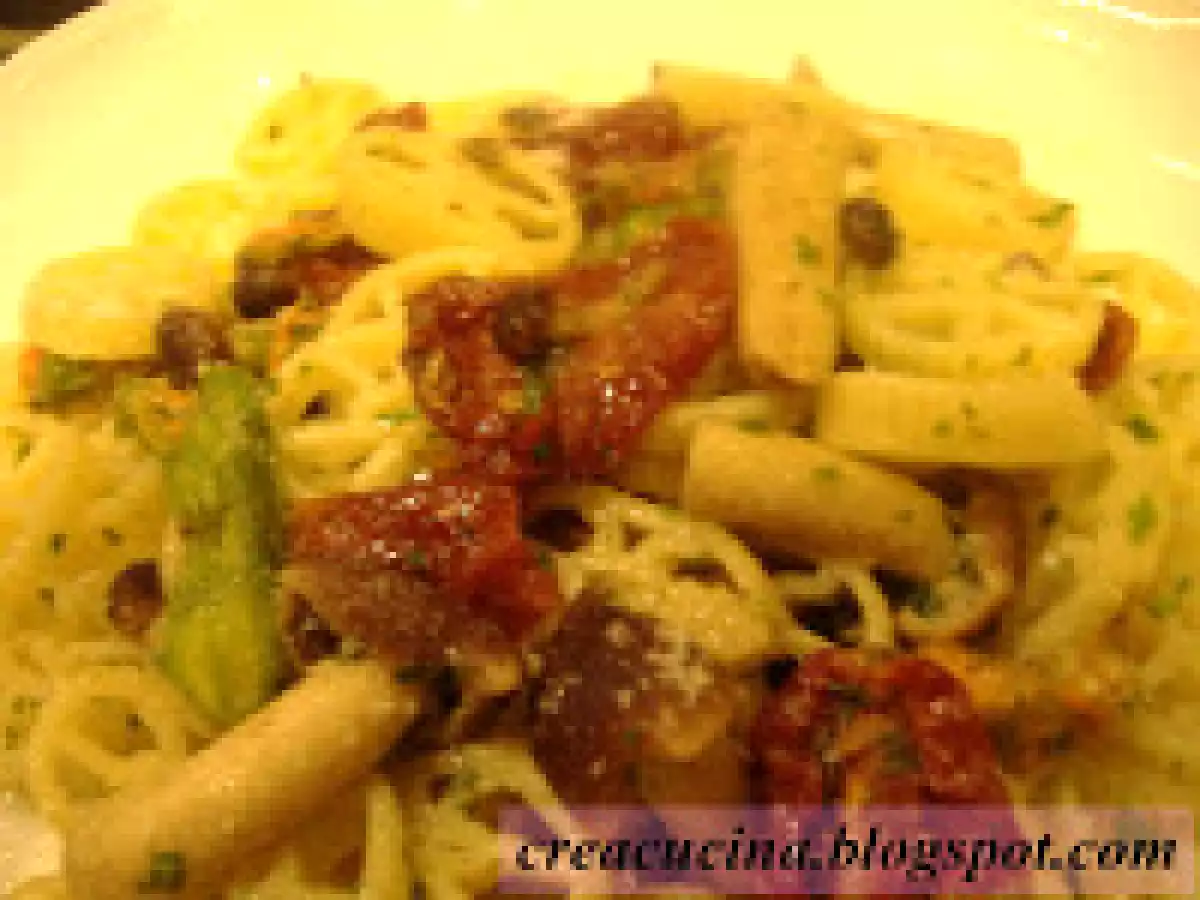 PASTA CON FIORI DI ZUCCA, POMODORI SECCHI E CHIODINI - foto 4