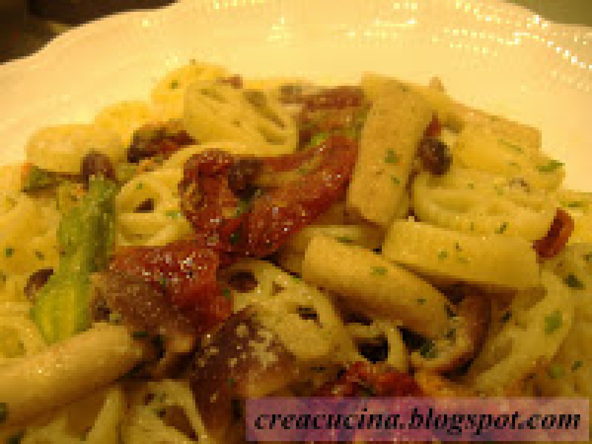 PASTA CON FIORI DI ZUCCA, POMODORI SECCHI E CHIODINI - foto 5