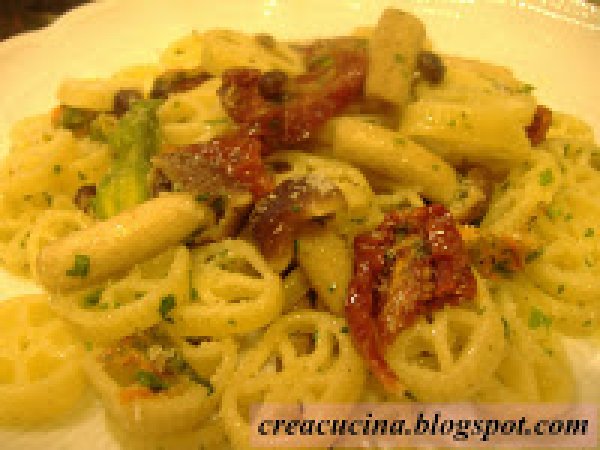 PASTA CON FIORI DI ZUCCA, POMODORI SECCHI E CHIODINI