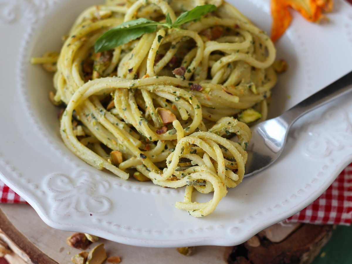 Pasta con fiori di zucca, ricotta e pistacchi - foto 3