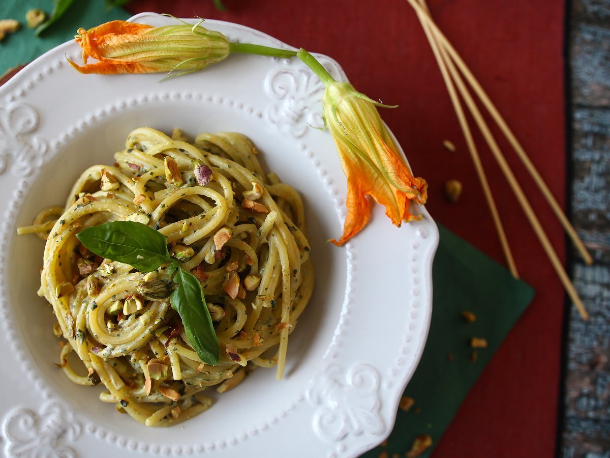 Pasta con fiori di zucca, ricotta e pistacchi - foto 2