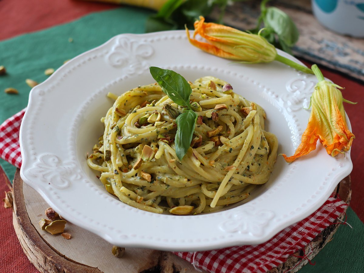 Pasta con fiori di zucca, ricotta e pistacchi