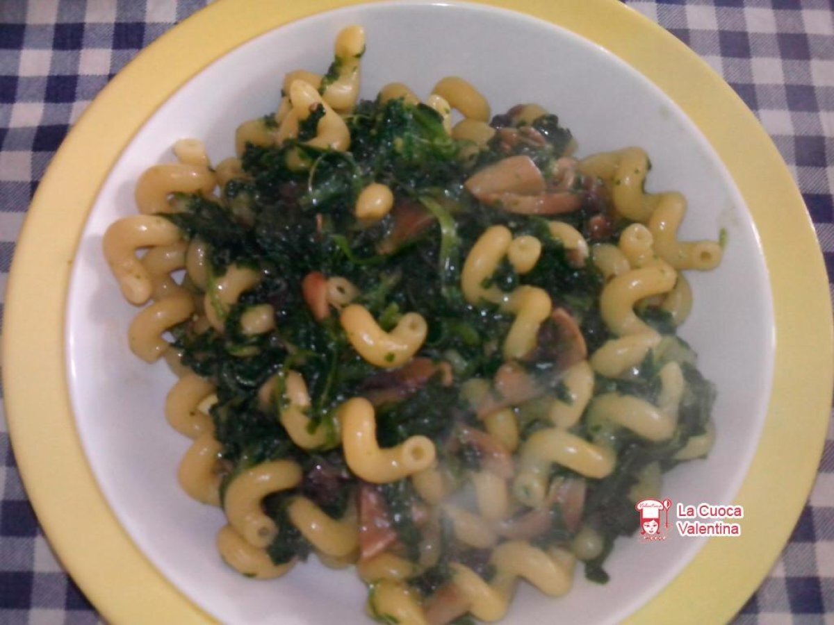 Pasta con funghi e spinaci