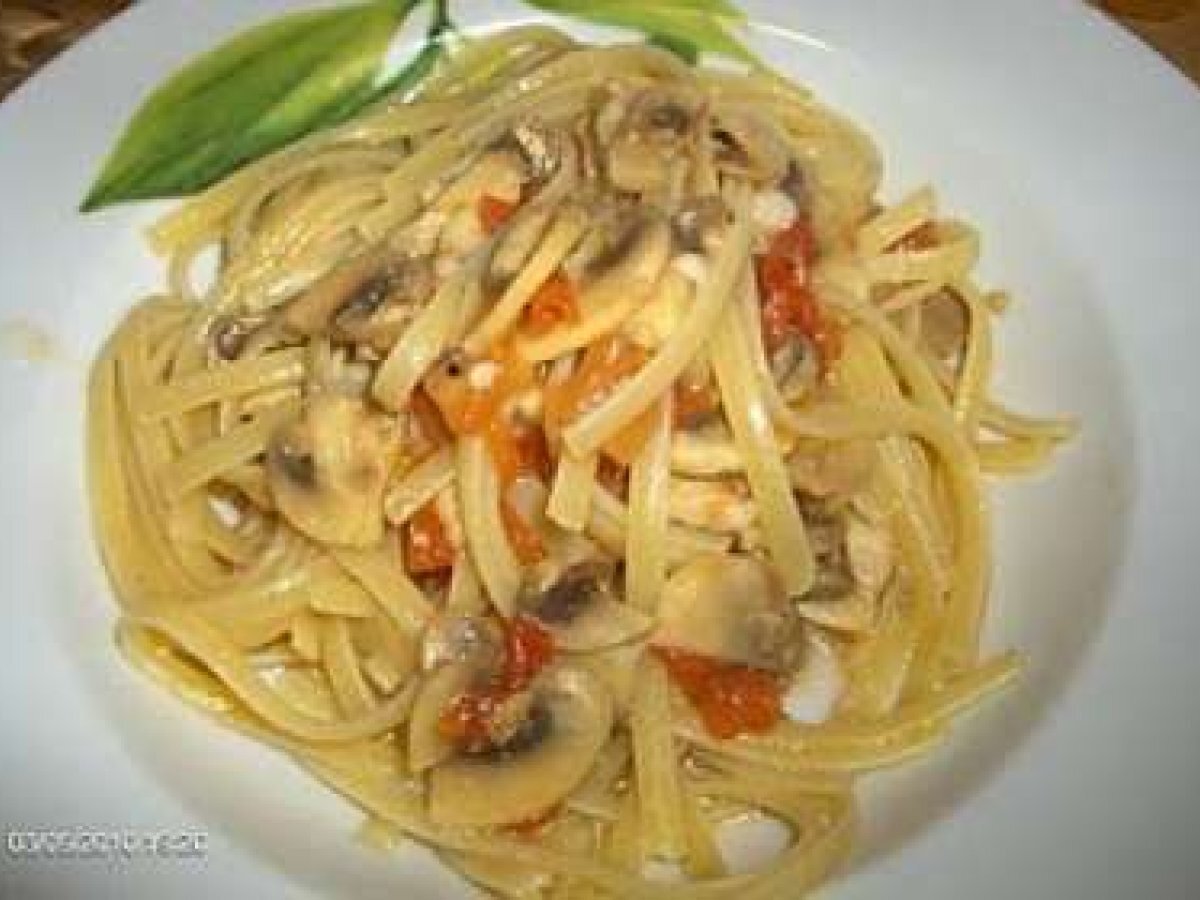 PASTA CON FUNGHI FRESCHI LIMONE E POMODORINI