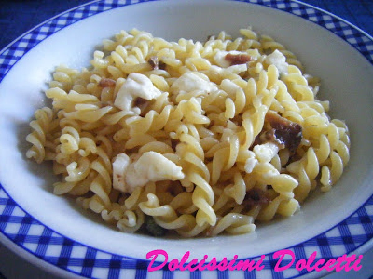 Pasta con mozzarella e acciughe