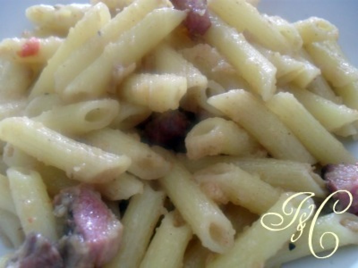 Pasta con pancetta e salsa di melanzane