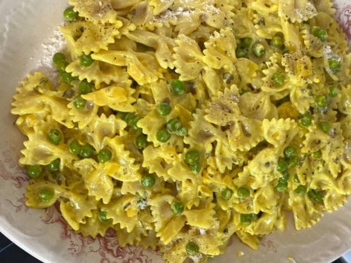 Pasta con panna e piselli dal libro di Skye McAlpine