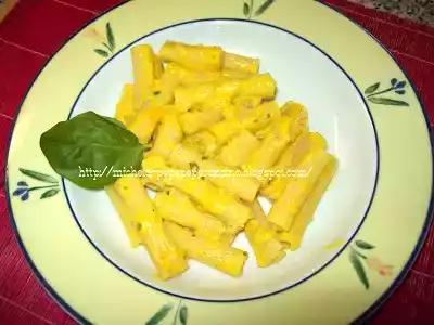 Pasta con peperoni e caprini