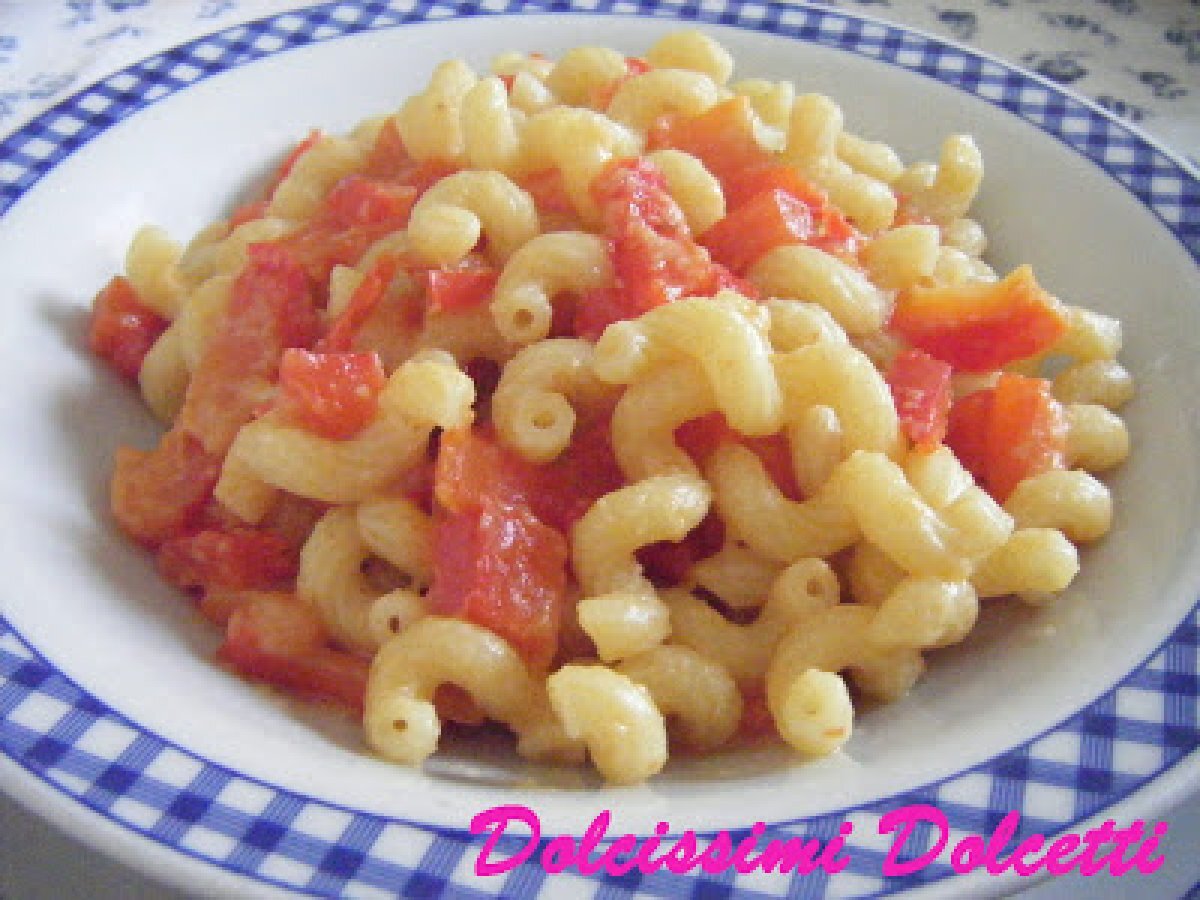 Pasta con peperoni e pangrattato