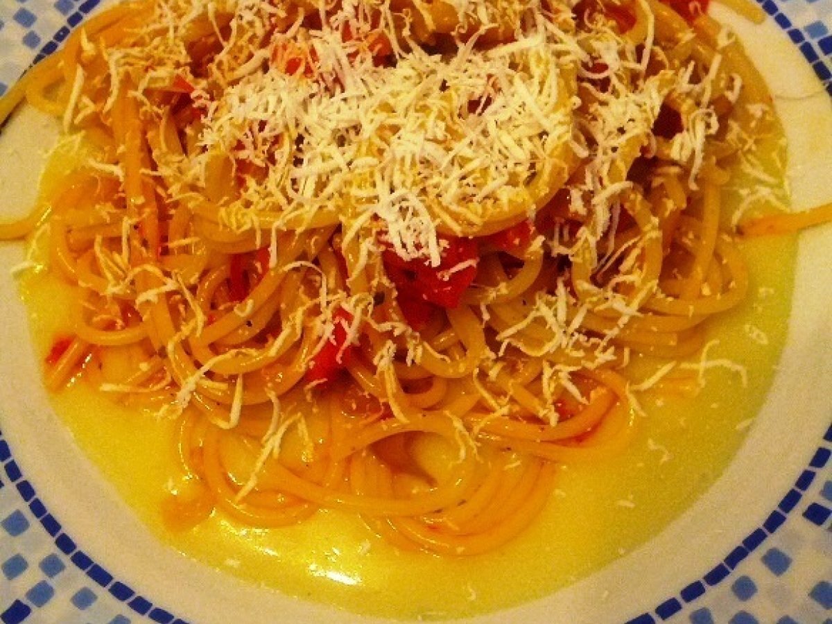 Pasta con peperoni e ricotta salata su crema di patate